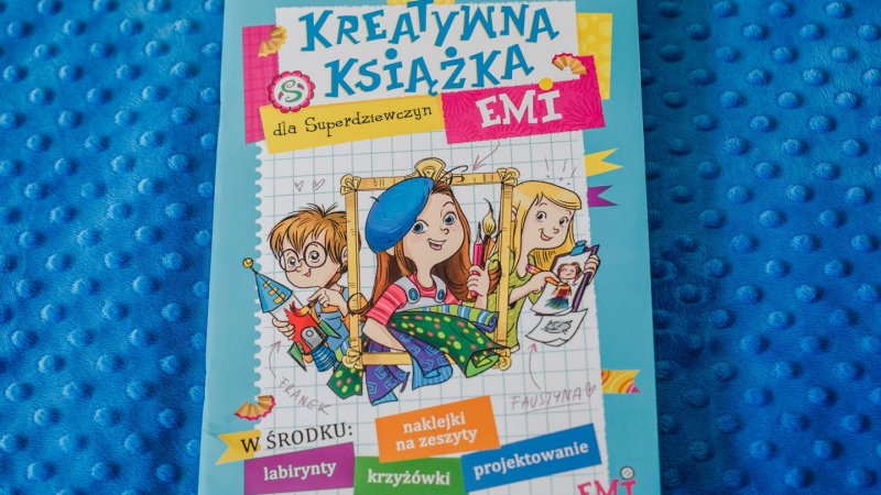 "Kreatywna książka Emi dla superdziewczyn" to trzydzieści stron ciekawych zadań z naklejkami (fot. Ewelina Zielińska)