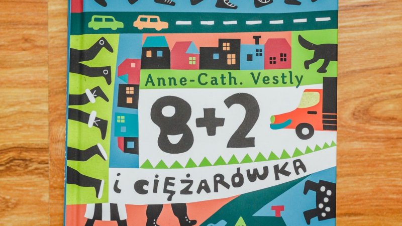 "8+2 i ciężarówka" to ksiażka wydawnictwa Dwie Siostry (fot. Ewelina Zielińska)