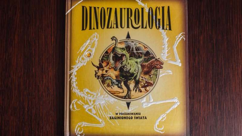"Dinozaurologia" to książka stylizowana na dziennk wyprawy wydawnictwa Debit (fot. Ewelina Zielińska)
