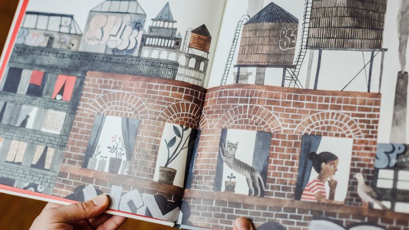 "Domy" to pięknie wydana, ilustrowana książka autorstwa Carson Ellis (fot. Ewelina Zielińska)