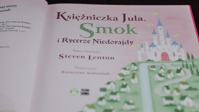 "Księżniczka Jula, smok i rycerze niedorajdy" to kolorowa i zabawna opowiastka wydana przez Zieloną Sowę (fot. Ewelina Zielińska)