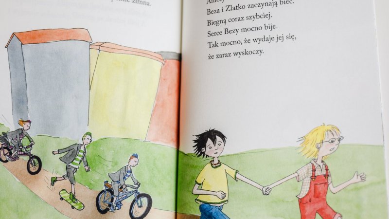 Kolorowe, zabawne ilustracje zachęcają do sięgnięcia po książki (fot. Ewelina Zielińska)