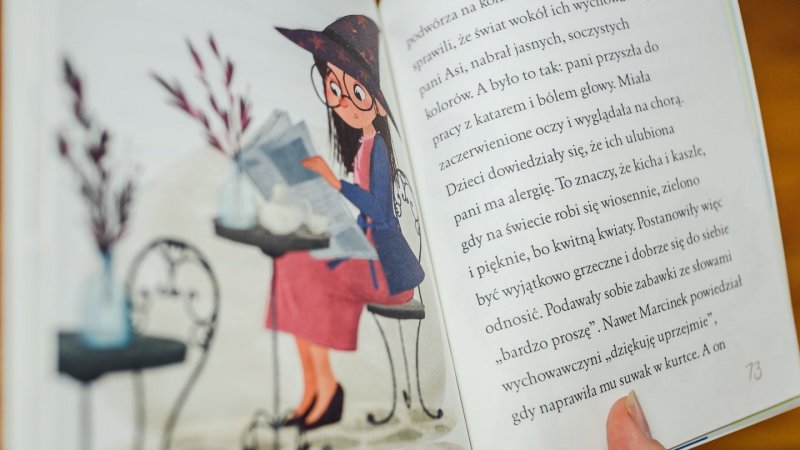 Seria "Duże litery" to teksty przygotowane z myślą o dzieciach, które chcą rozpocząć samodzielne czytanie (fot. Ewelina Zielińska)