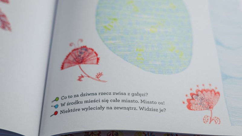 Tekst książki świetnie uzupełnia ilustracje i prowokuje do rozmów o życiu lasu (fot. Ewelina Zielińska)