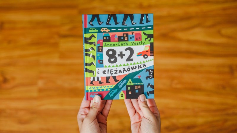 "8+2 i ciężarówka" to ksiażka wydawnictwa Dwie Siostry (fot. Ewelina Zielińska)