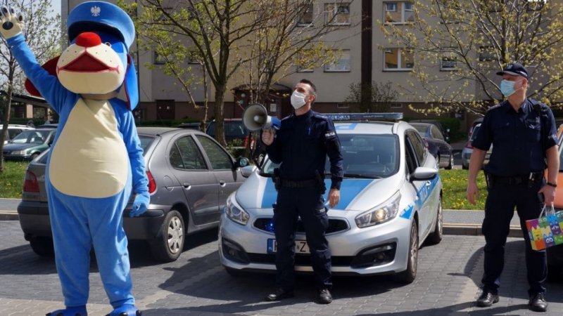 Policjanci wraz ze Sznupkiem pojawili się pod oknami mieszkania Antosia (fot. mat. Policji w Żorach)
