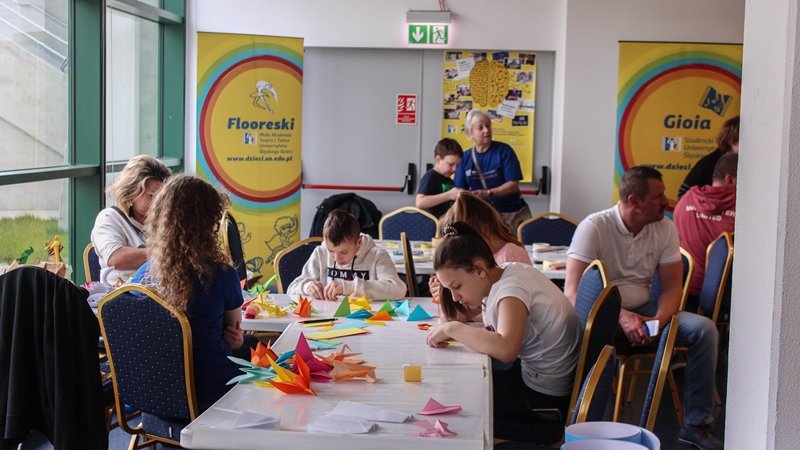 Dużym zainteresowaniem cieszyło się również stoisko origami Uniwersytetu Śląskiego Dzieci (fot. Justyna Dziwińska)