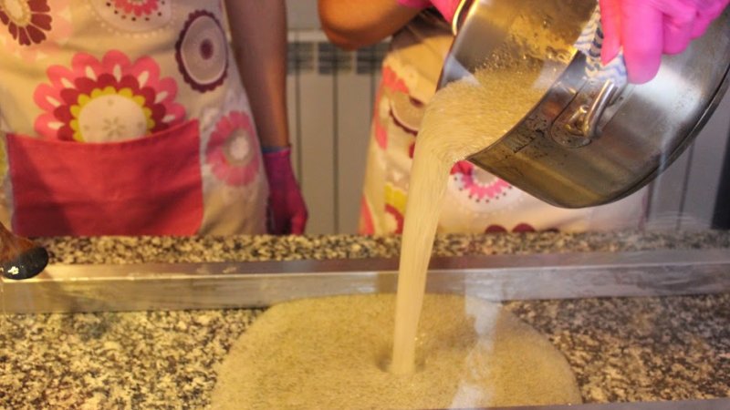 W manufakturze organizowane są pokazy wytwarzania słodyczy (fot. mat. "HokusPokuss")