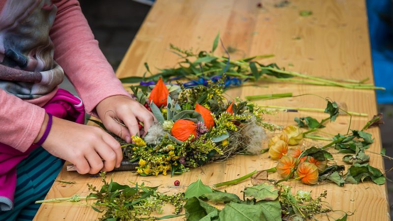 Na zajęciach dzieci wyplotą wianki z wikliny i przyozdobią je kwiatami (fot. pixabay)