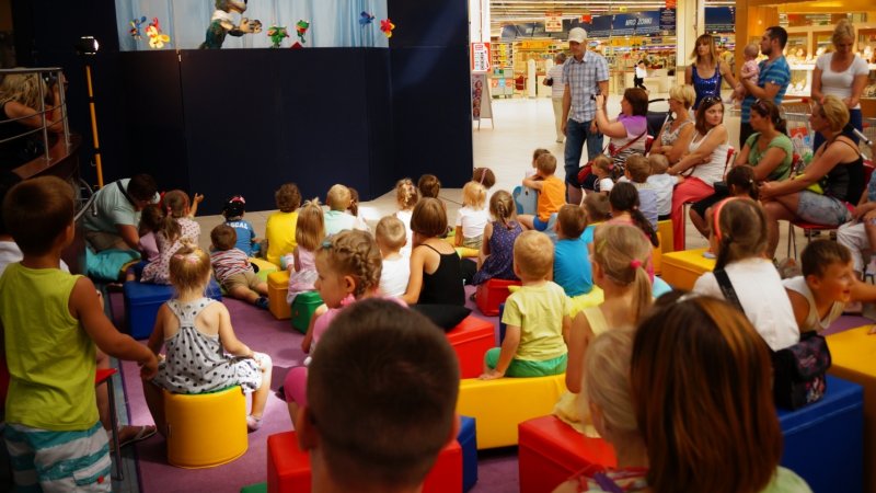 W ramach cyklu spotkań "Bajeczne soboty" w Auchan Sosnowiec dzieci mogą oglądać zabawne przedstawienia z morałem (fot. mat. organizatora)
