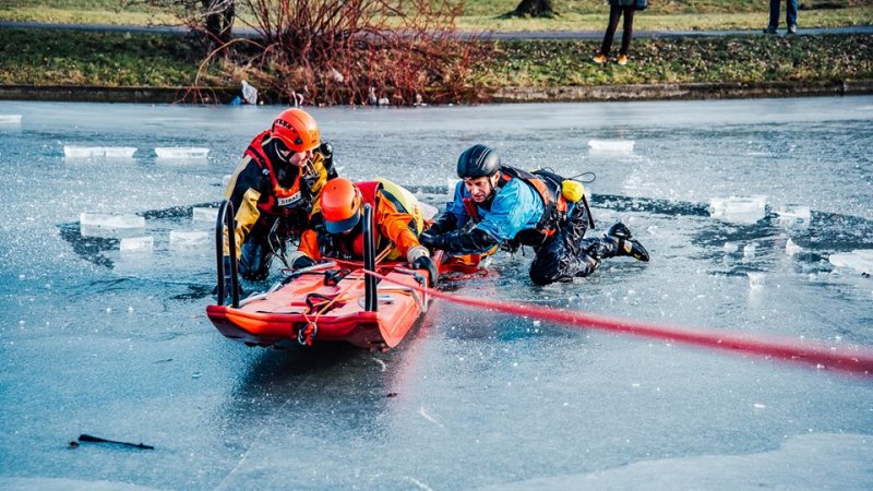 Strażacy pokażą, jak przy pomocy specjalistycznego sprzętu, ale i przedmiotów codziennego użytku, pomóc osobie, pod którą załamał się lód (fot. mat. organizatora)