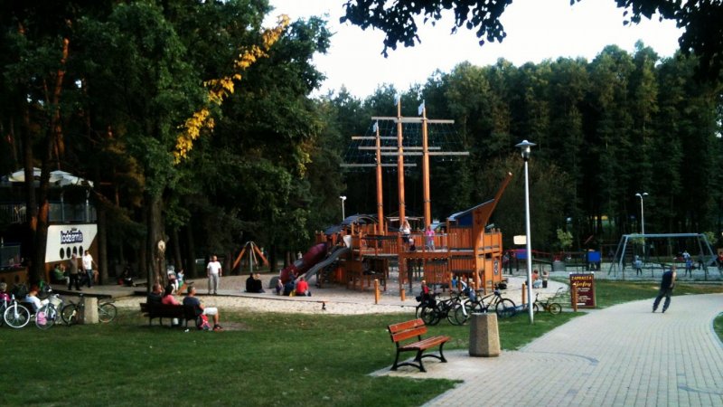 Plac zabaw ze statkiem pirackim w roli głównej. Z lewej: statek-lodziarnia (fot. alex)