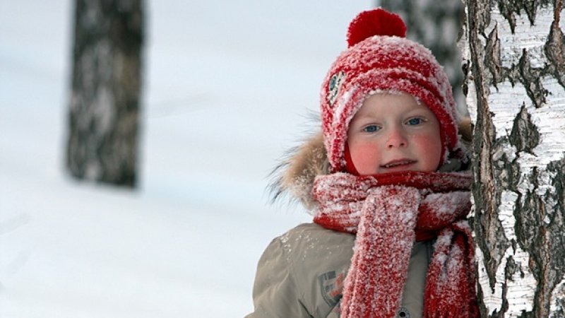 Zimą skóra naszego dziecka może być wysuszona, zaczerwieniona i podrażniona (fot. foter.com)