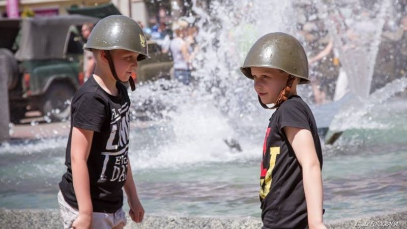 Dzieci na Zlocie Pojazdów Militarnych "Śląskie Manewry" w Bytomiu zawsze bawią się świetnie (fot. mat. organizatora)