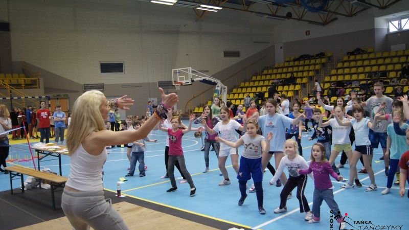 Zumba to naprawdę dobra zabawa, dzieci lubią ten rodzaj aktywności (fot. materiały szkoły "Tańczymy")