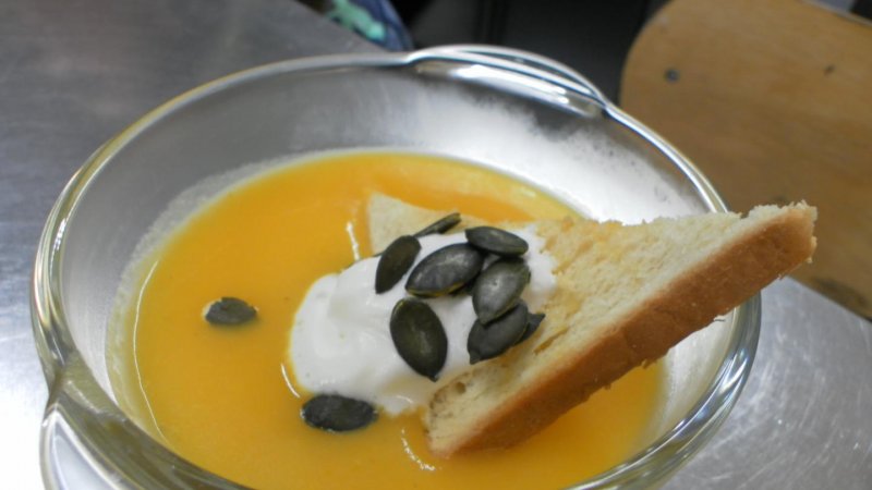 Zupa z dyni z cytrynową śmietaną i prażonymi pestkami z dyni (fot. materiały Cynamonu)