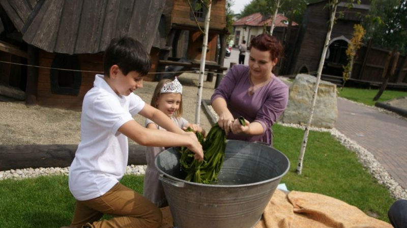 Jak prać w balii i czyścić zbroje pokażą dzieciom średniowieczni rzemieślnicy (fot. mat. organizatora)
