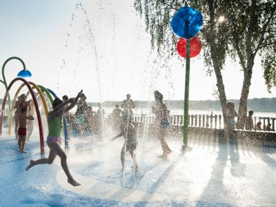 Z atrakcji wodnego placu zabaw w Paprocanach korzystać można bezpłatnie przez cały letni sezon (fot. mat. organizatora)