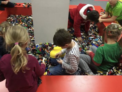 W Kreatywnym Centrum Zabaw 1000 Klocków znajdziecie różne rodzaje klocków LEGO, a 6 grudnia także Mikołaja (fot. mat. bawialni) 