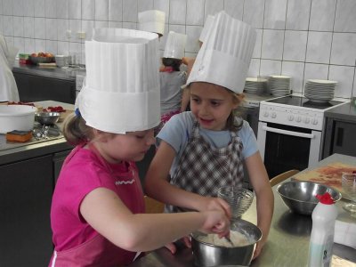 Na tych warsztatach dzieci uczą się jak gotować, przechowywać żywność, nakrywać do stołu. (fot. archiwum Cynamonu)
