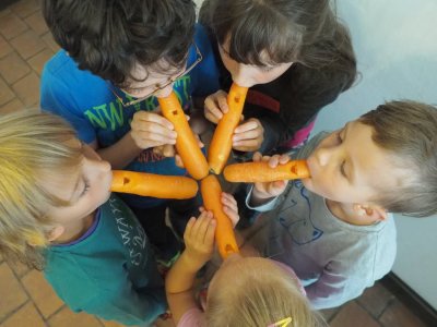 Na najbliższych zajęciach dzieci stworzą instrumenty z warzyw np. flety z marchewek (fot. FB Katowice Miasto Ogrodów)