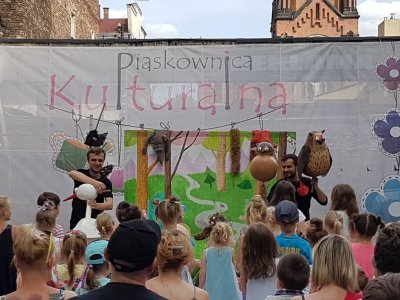 Kolejny bezpłatny spektakl w ramach "Letniego Podwórka Teatralnego" odbędzie się 16 lipca (fot. FB Piaskownica Kulturalna)