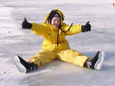 Z łyżwiarskiej szkółki skorzystają dzieci, które dopiero zaczynają przygodę z łyżwami i te, które chcą doskonalić technikę (fot. foter.com)