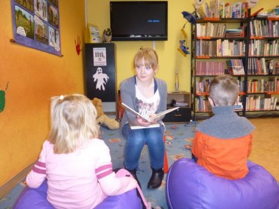 Bibliotekarze z żorskiej biblioteki zapraszają dzieciaki w każdy czwartek na "Bajkowe Godziny" (fot. mat. organizatora)