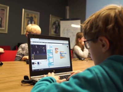 Podczas warsztatów dzieci poznają takie programy, jak: Scratch, Kodu czy AppInventor, starsi - C# i Visual Studio (fot. mat. organizatora)