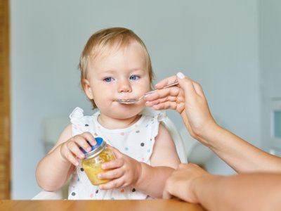 Ważne jest wprowadzanie w odpowiednim momencie stałych pokarmów do diety niemowlaka (fot. mat. prasowe)