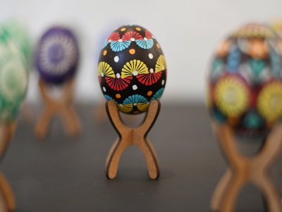 W gablotach ekspozycyjnych znajdują się jajka, które mienią się kolorami i deseniami  (fot. mat. organizatora)