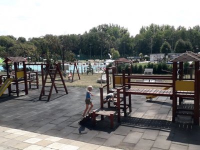 W Parku Księża Góra znajduje się basen, plac zabaw, park linowy, a nawet rampa do ewolucji na deskorolkach (fot. Agnieszka Mróz/SilesiaDzieci.pl)