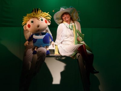 "Babcia na jabłoni" to spektakl, który możecie oglądać w Teatrze Lalki i Aktora Ateneum (fot. FB Śląski Teatr Lalki i Aktora Ateneum)