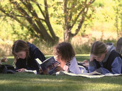 Jak pomóc dzieciom pokonać trudności w nauce czytania? To temat spotkania w Biblioforum (fot. foter.com)