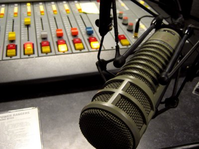 Jak działa radio dowiecie się na zajęciach w Klubie Zielonej Żyrafy (fot. foter.com)