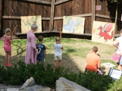 Jak wyglądało życie w średniowieczu dowiedzą się dzieci z zabaw przygotowanych w Warowni Pszczyńskich Rycerzy (fot. mat. organizatora)
