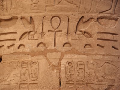 Jakie tajemnice kryją egipskie hieroglify dowiedzą się uczestnicy tych warsztatów (fot. foter.com)