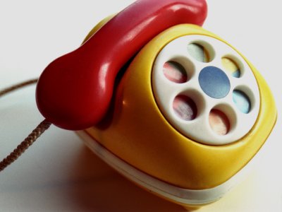 Rozmowa telefoniczna młodych mam to czasem duże wyzwanie (fot.sxc.hu)