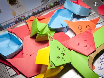 Tworzenie kolorowego origami to świetne ćwiczenie motoryczne i kreatywna zabawa (fot. foter.com)