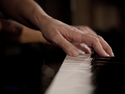 Dźwięki fortepianu będą towarzyszyć baśniowym historiom (fot. foter.com)