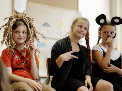 Dzieci podczas spotkań w ramach programu "Lato w Teatrze" wymyślały fikcyjne wyspy i improwizowały spotkania z ich mieszkańcami (fot. mat. organizatora)i