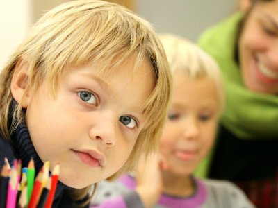 Dziecku z ASD pomogą proste ćwiczenia, które ułatwią funkcjonowanie w szkole (fot. mat. pixabay)
