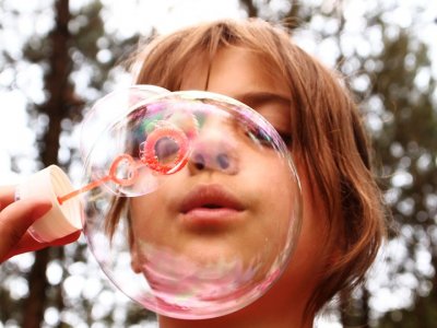 Dzieciaki uwielbiają bańki mydlane (fot. pixabay)