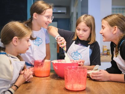 Podczas warsztatów dzieci uczą się gotować, poznają nowych przyjaciół i dobrze się bawią (fot. archiwum zdjęć FB Kids Kitchen Katowice)