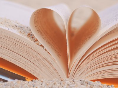 "Biblioteka na plaży" to okazja do spędzenia chwili z książką i świetnej zabawy (fot. pixabay)