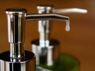 Częste mycie rąk lub ich dezynfekcja mogą uchronić nas przed koronawirusem (fot. pixabay)
