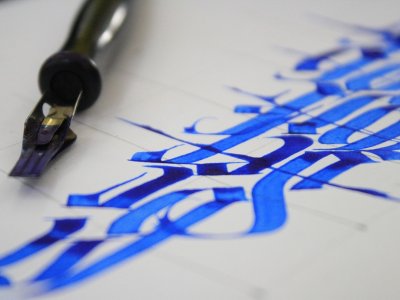 Rodzinne warsztaty z kaligrafii pozwolą odkryć piękno ukryte w zwykłych słowach (fot. pixabay)