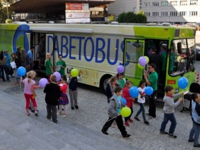 Specjalny autobus, w którym będzie można się bezpłatnie zbadać, stanie na pl. Długosza w Raciborzu (fot. Europejska Klinika Cukrzycy)