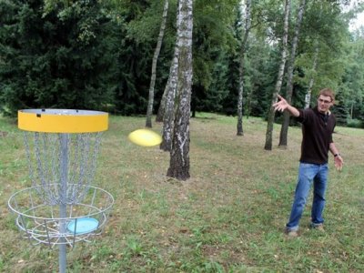 W Parku Śląskim można nauczyć się gry w Disc Golfa (fot. materiały Parku Śląskiego)
