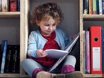 Jak wspierać dziecko by nauczyło się czytać w łatwy i przyjemny sposób? (fot. foter.com)